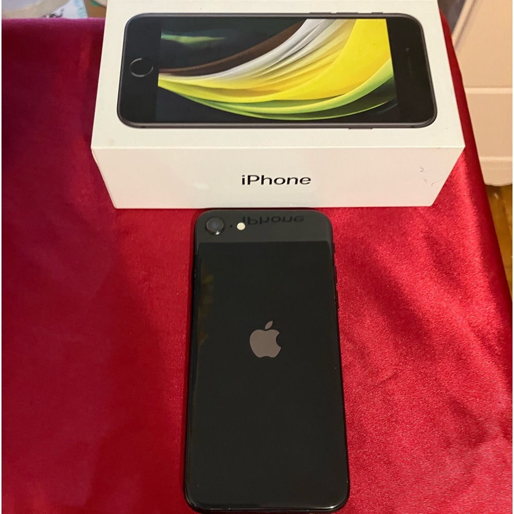 iPhone SE - Picture 3 of 6